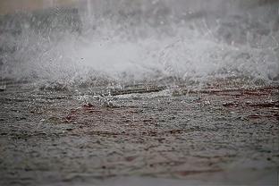 ?梅州vs海港因暴雨预警延期，特大暴雨没来，广场舞大妈来了